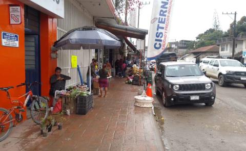 Molestias por banqueta llena de puestos