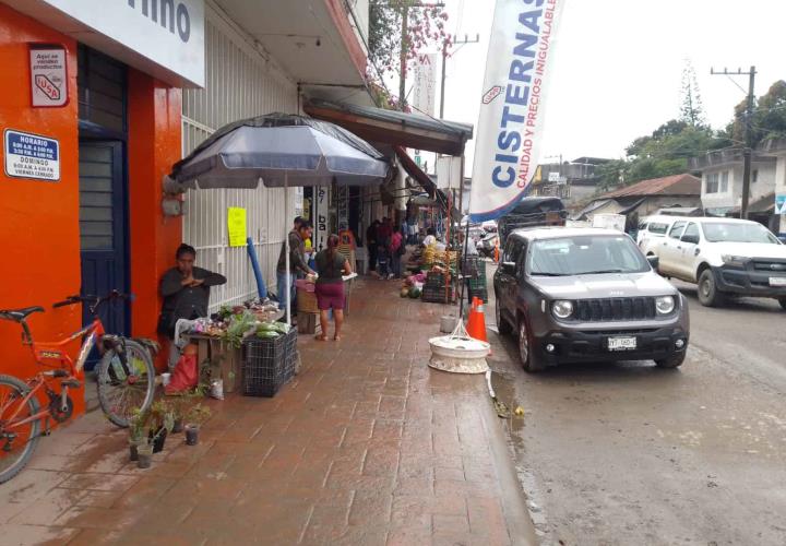 Molestias por banqueta llena de puestos