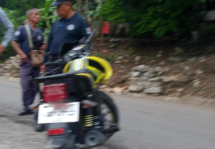 Derrapa motociclista y termina herido