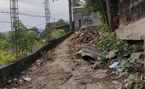 Trabajadores se niegan a retirar escombro tras culminar obra