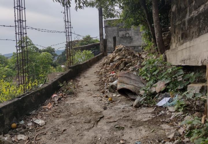 Trabajadores se niegan a retirar escombro tras culminar obra