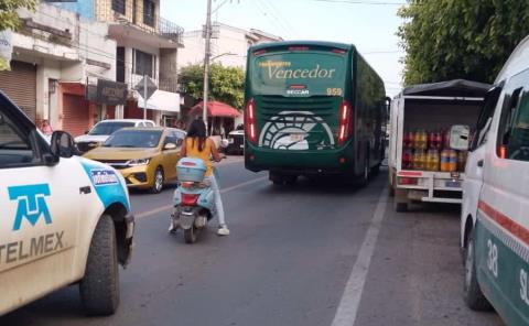 Obstruye comercio parada de transportes