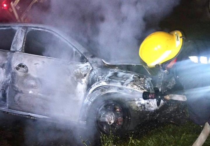 Atienden bomberos incendio de vehículo