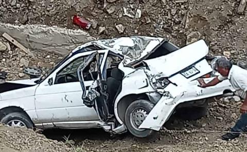 Cae coche al barranco en  Xochititla,