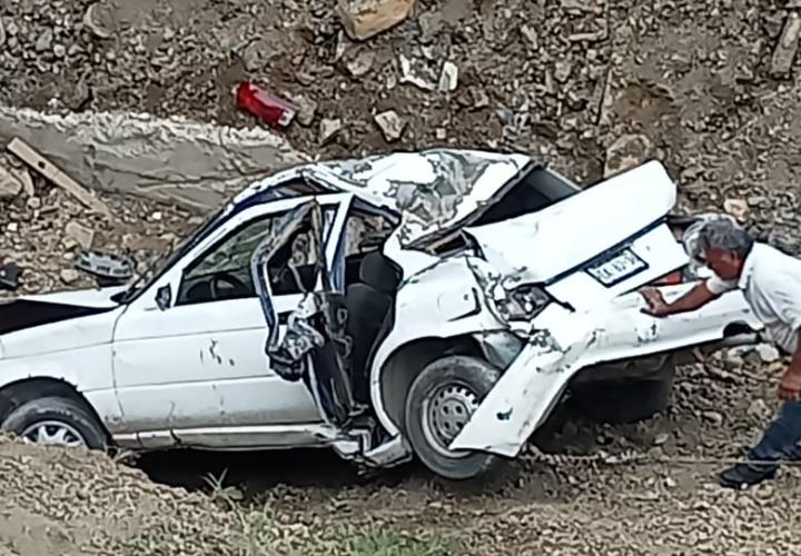 Cae coche al barranco en  Xochititla,