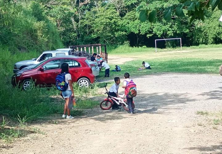 Otra manifestación en primaria por falta de docentes