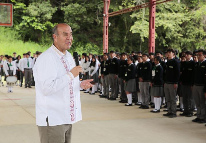 Titular de la SEPH realizó gira de trabajo por escuelas de San Bartolo Tutotepec