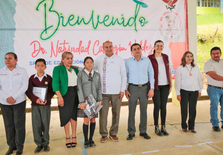 Titular de la SEPH realizó gira de trabajo por escuelas de San Bartolo Tutotepec