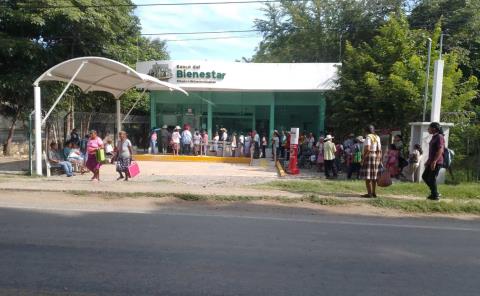 Banco del Bienestar registra largas filas