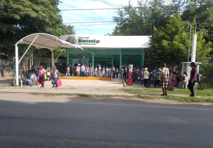 Banco del Bienestar registra largas filas