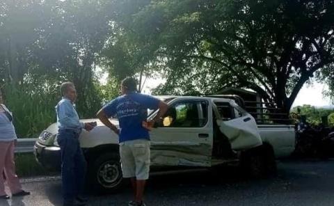 Brutal impacto entre camionetas en carretera Federal Tamazunchale-Álamo