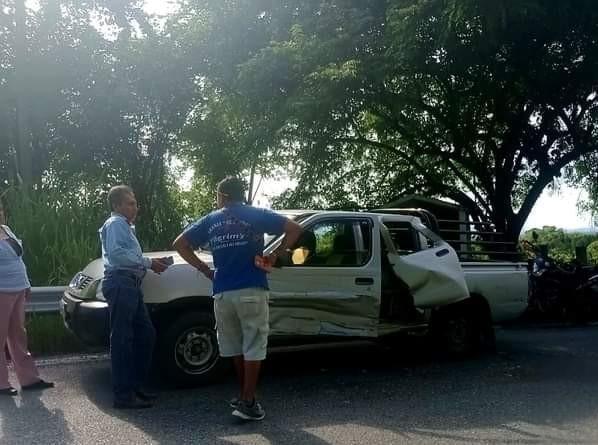 Brutal impacto entre camionetas en carretera Federal Tamazunchale-Álamo