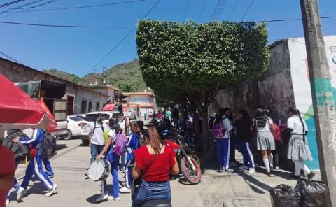 Docentes no cumplen horarios de clase en secundaria
