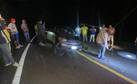 AUTO CAYÓ A UN BARRANCO