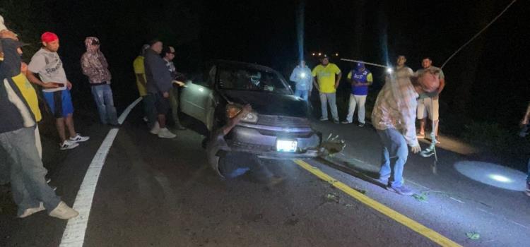 AUTO CAYÓ A UN BARRANCO