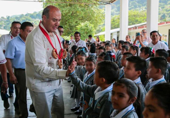 Natividad Castrejón escuchó al sector educativo de Huehuetla