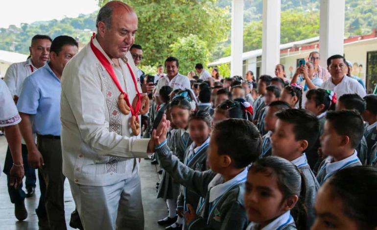 Natividad Castrejón escuchó al sector educativo de Huehuetla