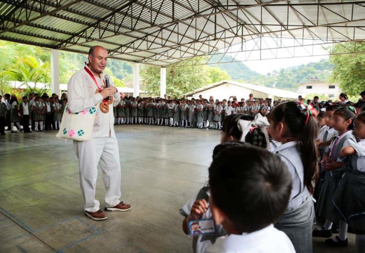 Natividad Castrejón escuchó al sector educativo de Huehuetla