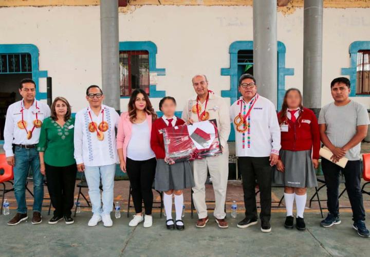 Natividad Castrejón escuchó al sector educativo de Huehuetla