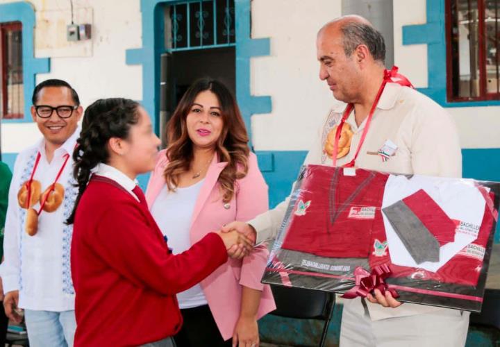 Natividad Castrejón escuchó al sector educativo de Huehuetla