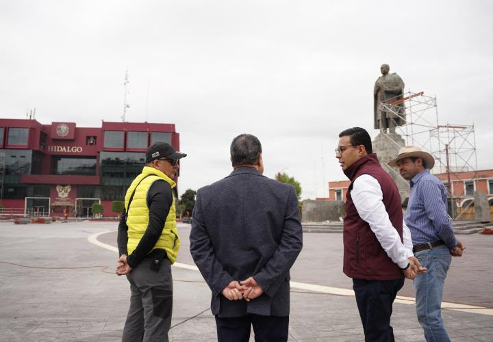 Supervisan avances en la remodelación de la Plaza Juárez