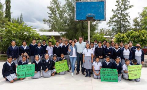 Telesecundaria recibió explanada para cancha 
