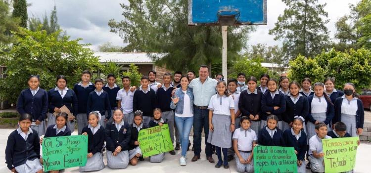 Telesecundaria recibió explanada para cancha 