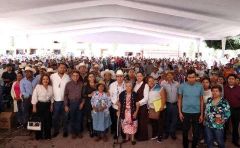 Entrega de apoyos pecuarios y agrícolas en Tecozautla