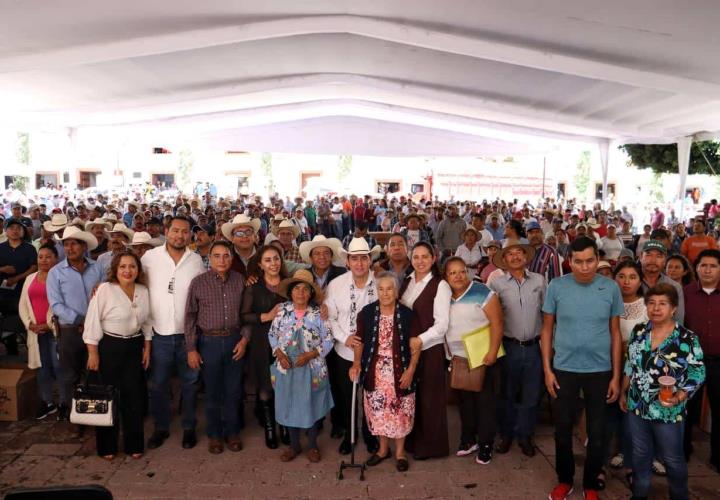 Entrega de apoyos pecuarios y agrícolas en Tecozautla