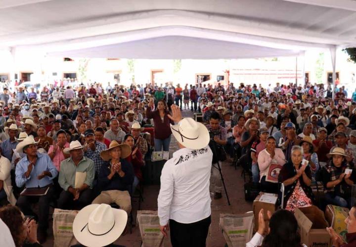 Entrega de apoyos pecuarios y agrícolas en Tecozautla