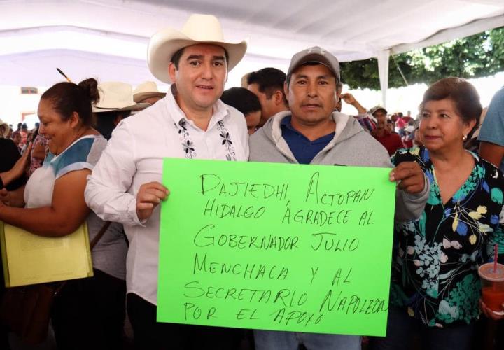 Entrega de apoyos pecuarios y agrícolas en Tecozautla