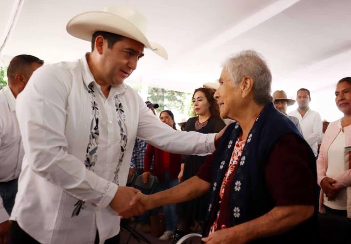 Entrega de apoyos pecuarios y agrícolas en Tecozautla