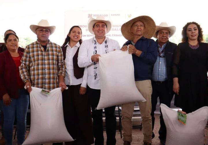 Entrega de apoyos pecuarios y agrícolas en Tecozautla