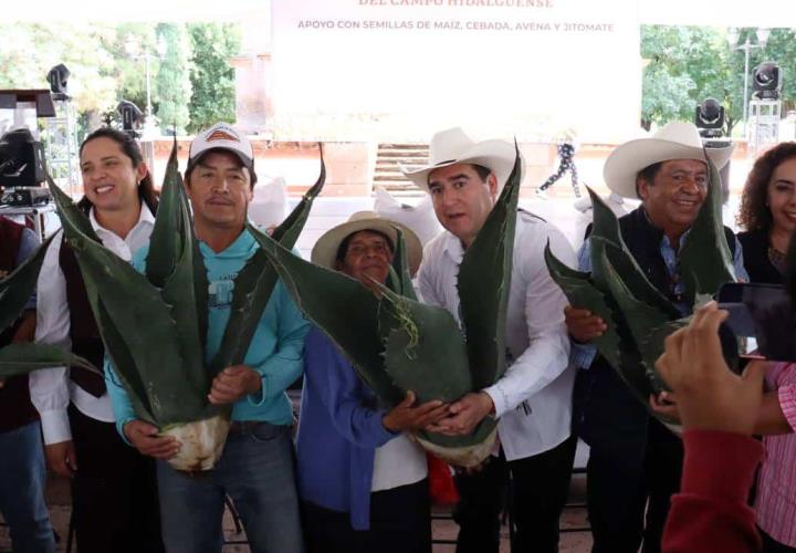 Entrega de apoyos pecuarios y agrícolas en Tecozautla