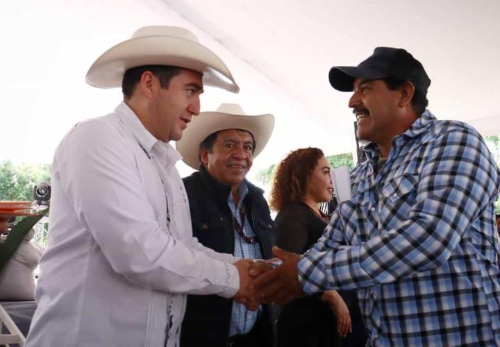 Entrega de apoyos pecuarios y agrícolas en Tecozautla