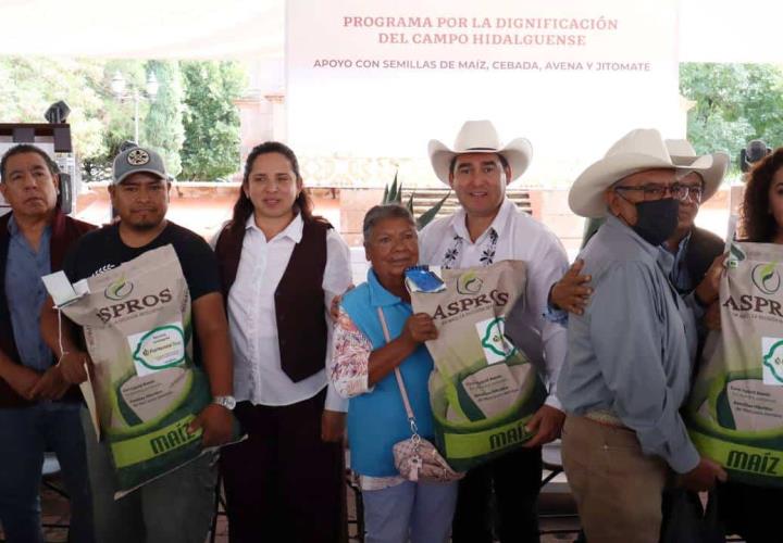 Entrega de apoyos pecuarios y agrícolas en Tecozautla