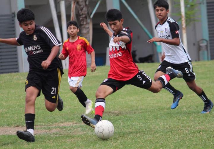 Yurem Espinoza auto festejó su cumpleaños con tres goles