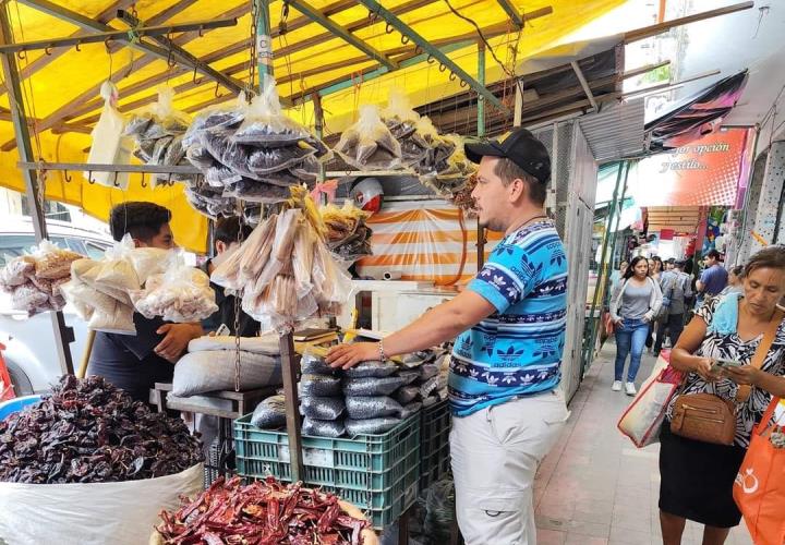 Anuncios y Espectaculos atiende quejas de comerciantes