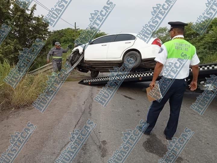 Auto se salió de la carretera 