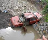 ARRASTRÓ EL AGUA DOS AUTOMÓVILES         