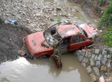 ARRASTRÓ EL AGUA DOS AUTOMÓVILES         