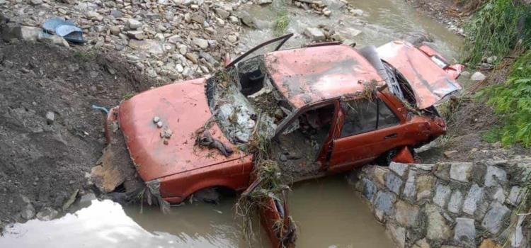 ARRASTRÓ EL AGUA DOS AUTOMÓVILES         