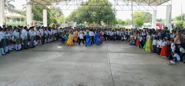 Desfilaron escuelas