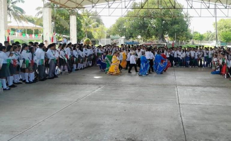 Desfilaron escuelas