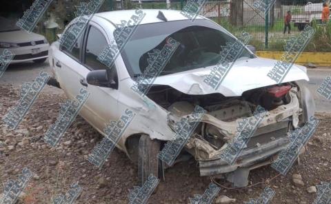 Abandonan auto tras accidente
