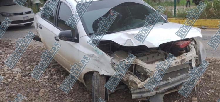 Abandonan auto tras accidente