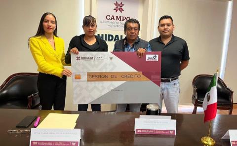 Entrega de apoyos financieros a productoras y productores del campo