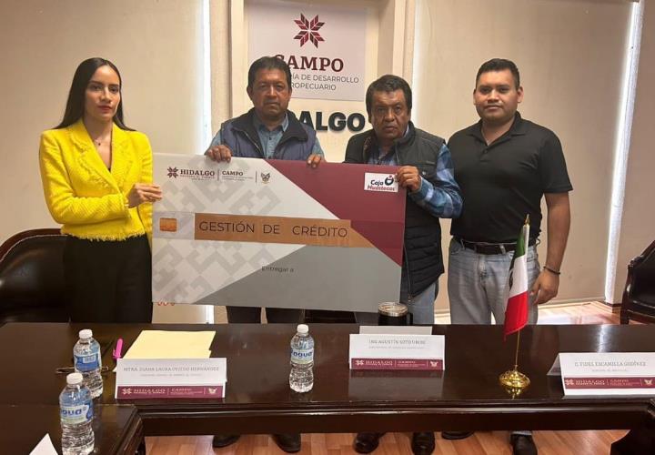 Entrega de apoyos financieros a productoras y productores del campo