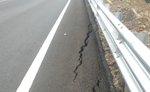 Exhiben enorme grieta en carretera Federal recién inaugurada