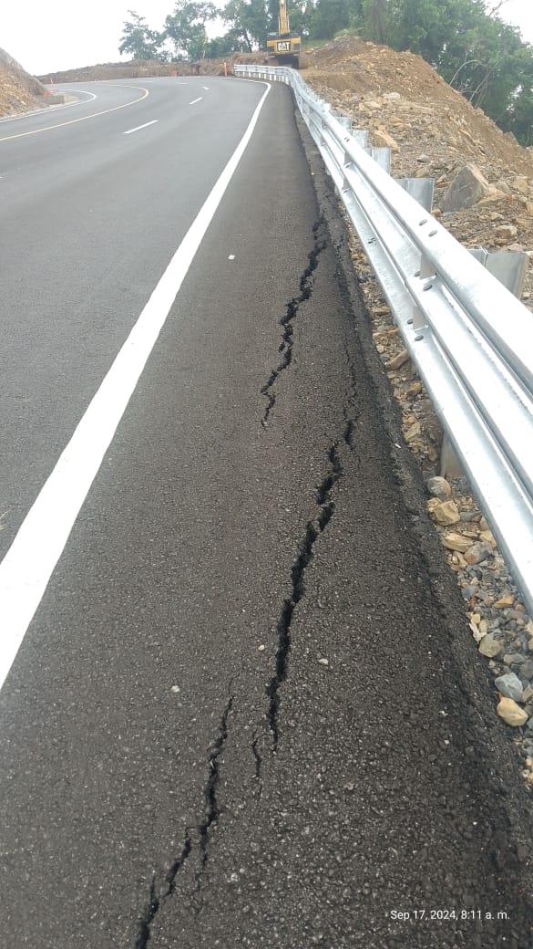 Exhiben enorme grieta en carretera Federal recién inaugurada